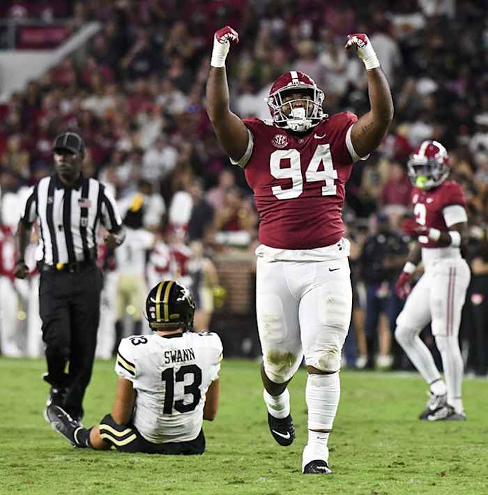 Alabama Crimson Tide defensive lineman DJ Dale